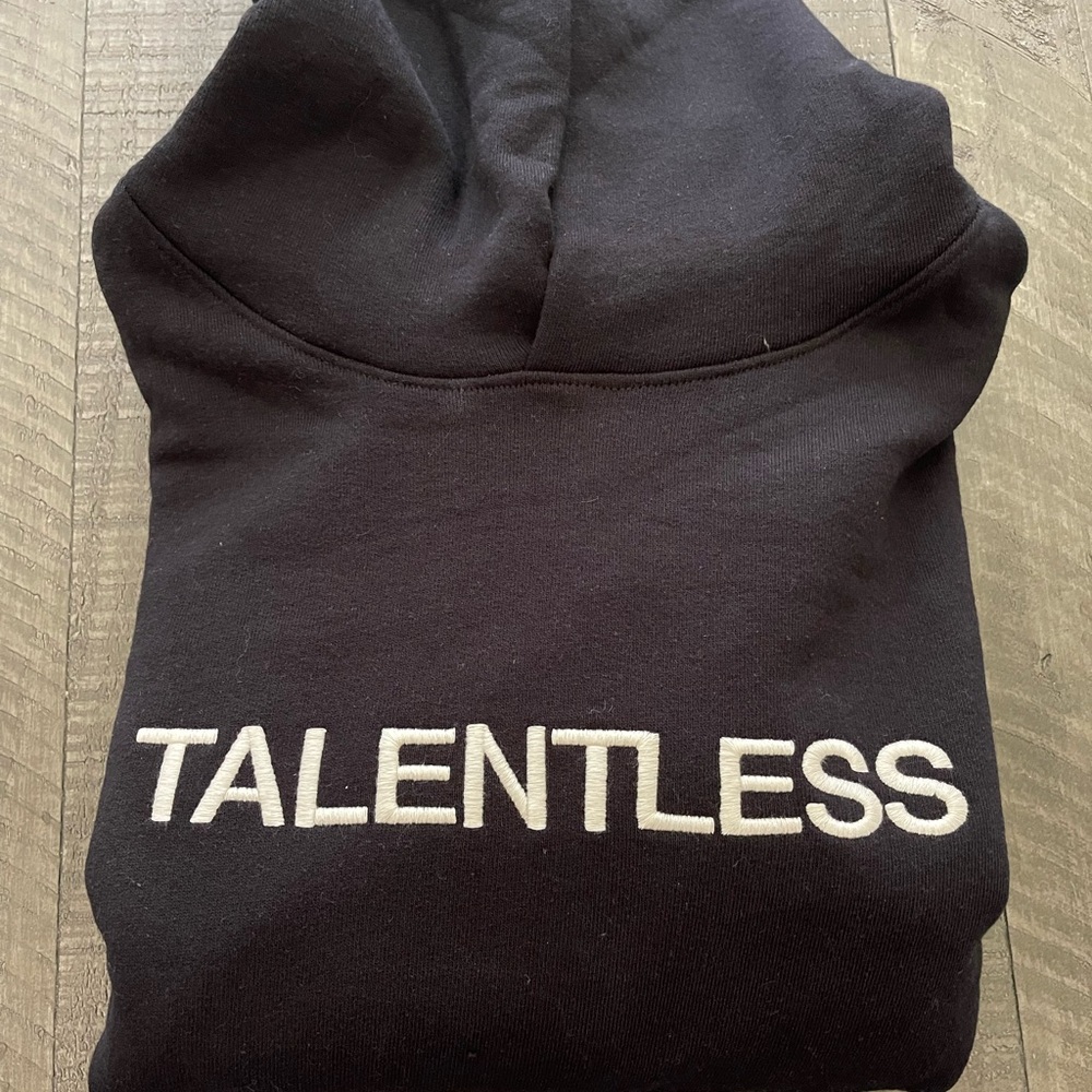 Talentless Med Black Hoodie